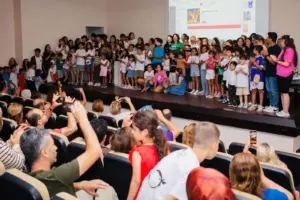 Arkadaşım Diyabet Aile Kampı 2025’in ikinci dönemini de bugün tamamladık ve evlerimize döndük. Bu yıl iki dönem halinde 11-16 Ağustos 2025 tarihlerinde yaptığımız kampa 150 diyabetli çocuk ve ailesi, ekiplerle birlikte toplam 500 kişi katıldı. Sağladığımız desteklerle 29 diyabetli çocuk (ikisi Darüşşafa’a okuyor) ve ailesinin ücretsiz katılımı sağladık. Evlerimize bedenlerimiz geldi ama varlığımız, ruhumuz Uludağ’da çocukların arasında kaldı. Son 6 günü diyabet kelimesinin buluşturduğu 500 civarında insanla (diyabetli çocuklar, kardeşleri, anne ve babaları, kamp ekibi olarak bizler ve Geleceğin Yıldızları ekibi) yaşadık ve kelimenin tam anlamıyla diyabetten güzellik( umut, dayanıklılık, paylaşma, emek, samimiyet, dayanışma, arkadaşlık, öğrenme ve merak, eğlence, oyunlar, sarılmalar, birbirimize kulak verme, iyilik, kardeşlik ve daha nice şey) yarattığımızı söyleyebiliriz. Kamp boyunca tip 1 diyabetle yaşamı ve tedavisini neredeyse bütün yönleri ile ve güncel bilgilere dayalı olarak konuştuk, tartıştık ve kampa katılan herkes değişerek, ne yapacağını, nelere odaklanacağını ve kendilerine bir yol haritası yapmayı öğrenerek, güçlenerek ve mutlu ayrıldı. Düzenlediğimiz iki serbest oturumda başta diyabet teknolojileri olmak üzereçeşitli konularda bütün soruları cevapladık. Ayrıca babaların diyabet yükünü paylaşması ve hipoglisemi korkusu ile abartılı basit karbonhidrat verme gibi konular üzerinde ısrarla durarak aile tutumlarında somut değişikler sağlamaya çalıştık. Çocuklar için yaptığımız oyuna dayalı eğitim aktiviteleri ve düzenlediğimiz mutfak atölyesi de çok iyi geçti. Kampımıza ayrıca Şanlıurfa, Afyon, İzmir, Bursa ve İstanbul’dan diyabet ekibi üyeleri de katıldı ve her anı diyabet dolu bu atmosferi bizimle paylaştılar. Yakın zamanda tanıtılan ve Tip 1 diyabet farkındalığına güçlü bir katkı sağlayacağını düşündüğümüz “Tip 1 Diyabetli Barbie” yi bütün diyabetli kız çocuklarına armağan ettik ve onların sevinçlerine ortak olduk. Bugün kapanış oturumunda söylediğimiz gibi Tip 1 diyabetli çocuklar ve aileleri için çalıştığımız için mutluyuz. Arkadaşım Diyabet Aile Kampı yaptığımız en iyi işlerden birisi; yarattığımız etki ve paylaştığımız büyük insanlık bize de çok iyi geldi. Bu sevgi ve çoşku dolu kampa emek veren herkese çok teşekkürler. Diyabetli Çocuklar Vakfı Koç Üniversitesi Çocuk Diyabet Ekibi Marmara Üniversitesi Çocuk Diyabet Ekibi