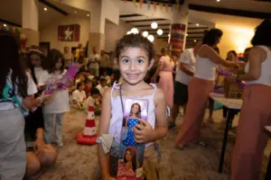 Arkadaşım Diyabet Aile Kampı 2025’in ikinci dönemini de bugün tamamladık ve evlerimize döndük. Bu yıl iki dönem halinde 11-16 Ağustos 2025 tarihlerinde yaptığımız kampa 150 diyabetli çocuk ve ailesi, ekiplerle birlikte toplam 500 kişi katıldı. Sağladığımız desteklerle 29 diyabetli çocuk (ikisi Darüşşafa’a okuyor) ve ailesinin ücretsiz katılımı sağladık. Evlerimize bedenlerimiz geldi ama varlığımız, ruhumuz Uludağ’da çocukların arasında kaldı. Son 6 günü diyabet kelimesinin buluşturduğu 500 civarında insanla (diyabetli çocuklar, kardeşleri, anne ve babaları, kamp ekibi olarak bizler ve Geleceğin Yıldızları ekibi) yaşadık ve kelimenin tam anlamıyla diyabetten güzellik( umut, dayanıklılık, paylaşma, emek, samimiyet, dayanışma, arkadaşlık, öğrenme ve merak, eğlence, oyunlar, sarılmalar, birbirimize kulak verme, iyilik, kardeşlik ve daha nice şey) yarattığımızı söyleyebiliriz. Kamp boyunca tip 1 diyabetle yaşamı ve tedavisini neredeyse bütün yönleri ile ve güncel bilgilere dayalı olarak konuştuk, tartıştık ve kampa katılan herkes değişerek, ne yapacağını, nelere odaklanacağını ve kendilerine bir yol haritası yapmayı öğrenerek, güçlenerek ve mutlu ayrıldı. Düzenlediğimiz iki serbest oturumda başta diyabet teknolojileri olmak üzereçeşitli konularda bütün soruları cevapladık. Ayrıca babaların diyabet yükünü paylaşması ve hipoglisemi korkusu ile abartılı basit karbonhidrat verme gibi konular üzerinde ısrarla durarak aile tutumlarında somut değişikler sağlamaya çalıştık. Çocuklar için yaptığımız oyuna dayalı eğitim aktiviteleri ve düzenlediğimiz mutfak atölyesi de çok iyi geçti. Kampımıza ayrıca Şanlıurfa, Afyon, İzmir, Bursa ve İstanbul’dan diyabet ekibi üyeleri de katıldı ve her anı diyabet dolu bu atmosferi bizimle paylaştılar. Yakın zamanda tanıtılan ve Tip 1 diyabet farkındalığına güçlü bir katkı sağlayacağını düşündüğümüz “Tip 1 Diyabetli Barbie” yi bütün diyabetli kız çocuklarına armağan ettik ve onların sevinçlerine ortak olduk. Bugün kapanış oturumunda söylediğimiz gibi Tip 1 diyabetli çocuklar ve aileleri için çalıştığımız için mutluyuz. Arkadaşım Diyabet Aile Kampı yaptığımız en iyi işlerden birisi; yarattığımız etki ve paylaştığımız büyük insanlık bize de çok iyi geldi. Bu sevgi ve çoşku dolu kampa emek veren herkese çok teşekkürler. Diyabetli Çocuklar Vakfı Koç Üniversitesi Çocuk Diyabet Ekibi Marmara Üniversitesi Çocuk Diyabet Ekibi