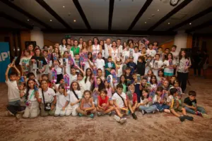 Arkadaşım Diyabet Aile Kampı 2025’in ikinci dönemini de bugün tamamladık ve evlerimize döndük. Bu yıl iki dönem halinde 11-16 Ağustos 2025 tarihlerinde yaptığımız kampa 150 diyabetli çocuk ve ailesi, ekiplerle birlikte toplam 500 kişi katıldı. Sağladığımız desteklerle 29 diyabetli çocuk (ikisi Darüşşafa’a okuyor) ve ailesinin ücretsiz katılımı sağladık. Evlerimize bedenlerimiz geldi ama varlığımız, ruhumuz Uludağ’da çocukların arasında kaldı. Son 6 günü diyabet kelimesinin buluşturduğu 500 civarında insanla (diyabetli çocuklar, kardeşleri, anne ve babaları, kamp ekibi olarak bizler ve Geleceğin Yıldızları ekibi) yaşadık ve kelimenin tam anlamıyla diyabetten güzellik( umut, dayanıklılık, paylaşma, emek, samimiyet, dayanışma, arkadaşlık, öğrenme ve merak, eğlence, oyunlar, sarılmalar, birbirimize kulak verme, iyilik, kardeşlik ve daha nice şey) yarattığımızı söyleyebiliriz. Kamp boyunca tip 1 diyabetle yaşamı ve tedavisini neredeyse bütün yönleri ile ve güncel bilgilere dayalı olarak konuştuk, tartıştık ve kampa katılan herkes değişerek, ne yapacağını, nelere odaklanacağını ve kendilerine bir yol haritası yapmayı öğrenerek, güçlenerek ve mutlu ayrıldı. Düzenlediğimiz iki serbest oturumda başta diyabet teknolojileri olmak üzereçeşitli konularda bütün soruları cevapladık. Ayrıca babaların diyabet yükünü paylaşması ve hipoglisemi korkusu ile abartılı basit karbonhidrat verme gibi konular üzerinde ısrarla durarak aile tutumlarında somut değişikler sağlamaya çalıştık. Çocuklar için yaptığımız oyuna dayalı eğitim aktiviteleri ve düzenlediğimiz mutfak atölyesi de çok iyi geçti. Kampımıza ayrıca Şanlıurfa, Afyon, İzmir, Bursa ve İstanbul’dan diyabet ekibi üyeleri de katıldı ve her anı diyabet dolu bu atmosferi bizimle paylaştılar. Yakın zamanda tanıtılan ve Tip 1 diyabet farkındalığına güçlü bir katkı sağlayacağını düşündüğümüz “Tip 1 Diyabetli Barbie” yi bütün diyabetli kız çocuklarına armağan ettik ve onların sevinçlerine ortak olduk. Bugün kapanış oturumunda söylediğimiz gibi Tip 1 diyabetli çocuklar ve aileleri için çalıştığımız için mutluyuz. Arkadaşım Diyabet Aile Kampı yaptığımız en iyi işlerden birisi; yarattığımız etki ve paylaştığımız büyük insanlık bize de çok iyi geldi. Bu sevgi ve çoşku dolu kampa emek veren herkese çok teşekkürler. Diyabetli Çocuklar Vakfı Koç Üniversitesi Çocuk Diyabet Ekibi Marmara Üniversitesi Çocuk Diyabet Ekibi