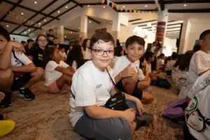 Arkadaşım Diyabet Aile Kampı 2025’in ikinci dönemini de bugün tamamladık ve evlerimize döndük. Bu yıl iki dönem halinde 11-16 Ağustos 2025 tarihlerinde yaptığımız kampa 150 diyabetli çocuk ve ailesi, ekiplerle birlikte toplam 500 kişi katıldı. Sağladığımız desteklerle 29 diyabetli çocuk (ikisi Darüşşafa’a okuyor) ve ailesinin ücretsiz katılımı sağladık. Evlerimize bedenlerimiz geldi ama varlığımız, ruhumuz Uludağ’da çocukların arasında kaldı. Son 6 günü diyabet kelimesinin buluşturduğu 500 civarında insanla (diyabetli çocuklar, kardeşleri, anne ve babaları, kamp ekibi olarak bizler ve Geleceğin Yıldızları ekibi) yaşadık ve kelimenin tam anlamıyla diyabetten güzellik( umut, dayanıklılık, paylaşma, emek, samimiyet, dayanışma, arkadaşlık, öğrenme ve merak, eğlence, oyunlar, sarılmalar, birbirimize kulak verme, iyilik, kardeşlik ve daha nice şey) yarattığımızı söyleyebiliriz. Kamp boyunca tip 1 diyabetle yaşamı ve tedavisini neredeyse bütün yönleri ile ve güncel bilgilere dayalı olarak konuştuk, tartıştık ve kampa katılan herkes değişerek, ne yapacağını, nelere odaklanacağını ve kendilerine bir yol haritası yapmayı öğrenerek, güçlenerek ve mutlu ayrıldı. Düzenlediğimiz iki serbest oturumda başta diyabet teknolojileri olmak üzereçeşitli konularda bütün soruları cevapladık. Ayrıca babaların diyabet yükünü paylaşması ve hipoglisemi korkusu ile abartılı basit karbonhidrat verme gibi konular üzerinde ısrarla durarak aile tutumlarında somut değişikler sağlamaya çalıştık. Çocuklar için yaptığımız oyuna dayalı eğitim aktiviteleri ve düzenlediğimiz mutfak atölyesi de çok iyi geçti. Kampımıza ayrıca Şanlıurfa, Afyon, İzmir, Bursa ve İstanbul’dan diyabet ekibi üyeleri de katıldı ve her anı diyabet dolu bu atmosferi bizimle paylaştılar. Yakın zamanda tanıtılan ve Tip 1 diyabet farkındalığına güçlü bir katkı sağlayacağını düşündüğümüz “Tip 1 Diyabetli Barbie” yi bütün diyabetli kız çocuklarına armağan ettik ve onların sevinçlerine ortak olduk. Bugün kapanış oturumunda söylediğimiz gibi Tip 1 diyabetli çocuklar ve aileleri için çalıştığımız için mutluyuz. Arkadaşım Diyabet Aile Kampı yaptığımız en iyi işlerden birisi; yarattığımız etki ve paylaştığımız büyük insanlık bize de çok iyi geldi. Bu sevgi ve çoşku dolu kampa emek veren herkese çok teşekkürler. Diyabetli Çocuklar Vakfı Koç Üniversitesi Çocuk Diyabet Ekibi Marmara Üniversitesi Çocuk Diyabet Ekibi