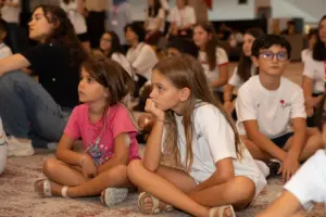 Arkadaşım Diyabet Aile Kampı 2025’in ikinci dönemini de bugün tamamladık ve evlerimize döndük. Bu yıl iki dönem halinde 11-16 Ağustos 2025 tarihlerinde yaptığımız kampa 150 diyabetli çocuk ve ailesi, ekiplerle birlikte toplam 500 kişi katıldı. Sağladığımız desteklerle 29 diyabetli çocuk (ikisi Darüşşafa’a okuyor) ve ailesinin ücretsiz katılımı sağladık. Evlerimize bedenlerimiz geldi ama varlığımız, ruhumuz Uludağ’da çocukların arasında kaldı. Son 6 günü diyabet kelimesinin buluşturduğu 500 civarında insanla (diyabetli çocuklar, kardeşleri, anne ve babaları, kamp ekibi olarak bizler ve Geleceğin Yıldızları ekibi) yaşadık ve kelimenin tam anlamıyla diyabetten güzellik( umut, dayanıklılık, paylaşma, emek, samimiyet, dayanışma, arkadaşlık, öğrenme ve merak, eğlence, oyunlar, sarılmalar, birbirimize kulak verme, iyilik, kardeşlik ve daha nice şey) yarattığımızı söyleyebiliriz. Kamp boyunca tip 1 diyabetle yaşamı ve tedavisini neredeyse bütün yönleri ile ve güncel bilgilere dayalı olarak konuştuk, tartıştık ve kampa katılan herkes değişerek, ne yapacağını, nelere odaklanacağını ve kendilerine bir yol haritası yapmayı öğrenerek, güçlenerek ve mutlu ayrıldı. Düzenlediğimiz iki serbest oturumda başta diyabet teknolojileri olmak üzereçeşitli konularda bütün soruları cevapladık. Ayrıca babaların diyabet yükünü paylaşması ve hipoglisemi korkusu ile abartılı basit karbonhidrat verme gibi konular üzerinde ısrarla durarak aile tutumlarında somut değişikler sağlamaya çalıştık. Çocuklar için yaptığımız oyuna dayalı eğitim aktiviteleri ve düzenlediğimiz mutfak atölyesi de çok iyi geçti. Kampımıza ayrıca Şanlıurfa, Afyon, İzmir, Bursa ve İstanbul’dan diyabet ekibi üyeleri de katıldı ve her anı diyabet dolu bu atmosferi bizimle paylaştılar. Yakın zamanda tanıtılan ve Tip 1 diyabet farkındalığına güçlü bir katkı sağlayacağını düşündüğümüz “Tip 1 Diyabetli Barbie” yi bütün diyabetli kız çocuklarına armağan ettik ve onların sevinçlerine ortak olduk. Bugün kapanış oturumunda söylediğimiz gibi Tip 1 diyabetli çocuklar ve aileleri için çalıştığımız için mutluyuz. Arkadaşım Diyabet Aile Kampı yaptığımız en iyi işlerden birisi; yarattığımız etki ve paylaştığımız büyük insanlık bize de çok iyi geldi. Bu sevgi ve çoşku dolu kampa emek veren herkese çok teşekkürler. Diyabetli Çocuklar Vakfı Koç Üniversitesi Çocuk Diyabet Ekibi Marmara Üniversitesi Çocuk Diyabet Ekibi