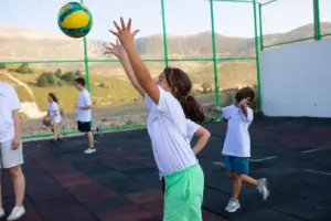 Arkadaşım Diyabet Aile Kampı 2025’in ikinci dönemini de bugün tamamladık ve evlerimize döndük. Bu yıl iki dönem halinde 11-16 Ağustos 2025 tarihlerinde yaptığımız kampa 150 diyabetli çocuk ve ailesi, ekiplerle birlikte toplam 500 kişi katıldı. Sağladığımız desteklerle 29 diyabetli çocuk (ikisi Darüşşafa’a okuyor) ve ailesinin ücretsiz katılımı sağladık. Evlerimize bedenlerimiz geldi ama varlığımız, ruhumuz Uludağ’da çocukların arasında kaldı. Son 6 günü diyabet kelimesinin buluşturduğu 500 civarında insanla (diyabetli çocuklar, kardeşleri, anne ve babaları, kamp ekibi olarak bizler ve Geleceğin Yıldızları ekibi) yaşadık ve kelimenin tam anlamıyla diyabetten güzellik( umut, dayanıklılık, paylaşma, emek, samimiyet, dayanışma, arkadaşlık, öğrenme ve merak, eğlence, oyunlar, sarılmalar, birbirimize kulak verme, iyilik, kardeşlik ve daha nice şey) yarattığımızı söyleyebiliriz. Kamp boyunca tip 1 diyabetle yaşamı ve tedavisini neredeyse bütün yönleri ile ve güncel bilgilere dayalı olarak konuştuk, tartıştık ve kampa katılan herkes değişerek, ne yapacağını, nelere odaklanacağını ve kendilerine bir yol haritası yapmayı öğrenerek, güçlenerek ve mutlu ayrıldı. Düzenlediğimiz iki serbest oturumda başta diyabet teknolojileri olmak üzereçeşitli konularda bütün soruları cevapladık. Ayrıca babaların diyabet yükünü paylaşması ve hipoglisemi korkusu ile abartılı basit karbonhidrat verme gibi konular üzerinde ısrarla durarak aile tutumlarında somut değişikler sağlamaya çalıştık. Çocuklar için yaptığımız oyuna dayalı eğitim aktiviteleri ve düzenlediğimiz mutfak atölyesi de çok iyi geçti. Kampımıza ayrıca Şanlıurfa, Afyon, İzmir, Bursa ve İstanbul’dan diyabet ekibi üyeleri de katıldı ve her anı diyabet dolu bu atmosferi bizimle paylaştılar. Yakın zamanda tanıtılan ve Tip 1 diyabet farkındalığına güçlü bir katkı sağlayacağını düşündüğümüz “Tip 1 Diyabetli Barbie” yi bütün diyabetli kız çocuklarına armağan ettik ve onların sevinçlerine ortak olduk. Bugün kapanış oturumunda söylediğimiz gibi Tip 1 diyabetli çocuklar ve aileleri için çalıştığımız için mutluyuz. Arkadaşım Diyabet Aile Kampı yaptığımız en iyi işlerden birisi; yarattığımız etki ve paylaştığımız büyük insanlık bize de çok iyi geldi. Bu sevgi ve çoşku dolu kampa emek veren herkese çok teşekkürler. Diyabetli Çocuklar Vakfı Koç Üniversitesi Çocuk Diyabet Ekibi Marmara Üniversitesi Çocuk Diyabet Ekibi