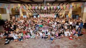 Arkadaşım Diyabet Aile Kampı 2025’in ikinci dönemini de bugün tamamladık ve evlerimize döndük. Bu yıl iki dönem halinde 11-16 Ağustos 2025 tarihlerinde yaptığımız kampa 150 diyabetli çocuk ve ailesi, ekiplerle birlikte toplam 500 kişi katıldı. Sağladığımız desteklerle 29 diyabetli çocuk (ikisi Darüşşafa’a okuyor) ve ailesinin ücretsiz katılımı sağladık. Evlerimize bedenlerimiz geldi ama varlığımız, ruhumuz Uludağ’da çocukların arasında kaldı. Son 6 günü diyabet kelimesinin buluşturduğu 500 civarında insanla (diyabetli çocuklar, kardeşleri, anne ve babaları, kamp ekibi olarak bizler ve Geleceğin Yıldızları ekibi) yaşadık ve kelimenin tam anlamıyla diyabetten güzellik( umut, dayanıklılık, paylaşma, emek, samimiyet, dayanışma, arkadaşlık, öğrenme ve merak, eğlence, oyunlar, sarılmalar, birbirimize kulak verme, iyilik, kardeşlik ve daha nice şey) yarattığımızı söyleyebiliriz. Kamp boyunca tip 1 diyabetle yaşamı ve tedavisini neredeyse bütün yönleri ile ve güncel bilgilere dayalı olarak konuştuk, tartıştık ve kampa katılan herkes değişerek, ne yapacağını, nelere odaklanacağını ve kendilerine bir yol haritası yapmayı öğrenerek, güçlenerek ve mutlu ayrıldı. Düzenlediğimiz iki serbest oturumda başta diyabet teknolojileri olmak üzereçeşitli konularda bütün soruları cevapladık. Ayrıca babaların diyabet yükünü paylaşması ve hipoglisemi korkusu ile abartılı basit karbonhidrat verme gibi konular üzerinde ısrarla durarak aile tutumlarında somut değişikler sağlamaya çalıştık. Çocuklar için yaptığımız oyuna dayalı eğitim aktiviteleri ve düzenlediğimiz mutfak atölyesi de çok iyi geçti. Kampımıza ayrıca Şanlıurfa, Afyon, İzmir, Bursa ve İstanbul’dan diyabet ekibi üyeleri de katıldı ve her anı diyabet dolu bu atmosferi bizimle paylaştılar. Yakın zamanda tanıtılan ve Tip 1 diyabet farkındalığına güçlü bir katkı sağlayacağını düşündüğümüz “Tip 1 Diyabetli Barbie” yi bütün diyabetli kız çocuklarına armağan ettik ve onların sevinçlerine ortak olduk. Bugün kapanış oturumunda söylediğimiz gibi Tip 1 diyabetli çocuklar ve aileleri için çalıştığımız için mutluyuz. Arkadaşım Diyabet Aile Kampı yaptığımız en iyi işlerden birisi; yarattığımız etki ve paylaştığımız büyük insanlık bize de çok iyi geldi. Bu sevgi ve çoşku dolu kampa emek veren herkese çok teşekkürler. Diyabetli Çocuklar Vakfı Koç Üniversitesi Çocuk Diyabet Ekibi Marmara Üniversitesi Çocuk Diyabet Ekibi