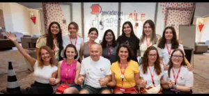 Arkadaşım Diyabet Aile Kampı 2025’in ikinci dönemini de bugün tamamladık ve evlerimize döndük. Bu yıl iki dönem halinde 11-16 Ağustos 2025 tarihlerinde yaptığımız kampa 150 diyabetli çocuk ve ailesi, ekiplerle birlikte toplam 500 kişi katıldı. Sağladığımız desteklerle 29 diyabetli çocuk (ikisi Darüşşafa’a okuyor) ve ailesinin ücretsiz katılımı sağladık. Evlerimize bedenlerimiz geldi ama varlığımız, ruhumuz Uludağ’da çocukların arasında kaldı. Son 6 günü diyabet kelimesinin buluşturduğu 500 civarında insanla (diyabetli çocuklar, kardeşleri, anne ve babaları, kamp ekibi olarak bizler ve Geleceğin Yıldızları ekibi) yaşadık ve kelimenin tam anlamıyla diyabetten güzellik( umut, dayanıklılık, paylaşma, emek, samimiyet, dayanışma, arkadaşlık, öğrenme ve merak, eğlence, oyunlar, sarılmalar, birbirimize kulak verme, iyilik, kardeşlik ve daha nice şey) yarattığımızı söyleyebiliriz. Kamp boyunca tip 1 diyabetle yaşamı ve tedavisini neredeyse bütün yönleri ile ve güncel bilgilere dayalı olarak konuştuk, tartıştık ve kampa katılan herkes değişerek, ne yapacağını, nelere odaklanacağını ve kendilerine bir yol haritası yapmayı öğrenerek, güçlenerek ve mutlu ayrıldı. Düzenlediğimiz iki serbest oturumda başta diyabet teknolojileri olmak üzereçeşitli konularda bütün soruları cevapladık. Ayrıca babaların diyabet yükünü paylaşması ve hipoglisemi korkusu ile abartılı basit karbonhidrat verme gibi konular üzerinde ısrarla durarak aile tutumlarında somut değişikler sağlamaya çalıştık. Çocuklar için yaptığımız oyuna dayalı eğitim aktiviteleri ve düzenlediğimiz mutfak atölyesi de çok iyi geçti. Kampımıza ayrıca Şanlıurfa, Afyon, İzmir, Bursa ve İstanbul’dan diyabet ekibi üyeleri de katıldı ve her anı diyabet dolu bu atmosferi bizimle paylaştılar. Yakın zamanda tanıtılan ve Tip 1 diyabet farkındalığına güçlü bir katkı sağlayacağını düşündüğümüz “Tip 1 Diyabetli Barbie” yi bütün diyabetli kız çocuklarına armağan ettik ve onların sevinçlerine ortak olduk. Bugün kapanış oturumunda söylediğimiz gibi Tip 1 diyabetli çocuklar ve aileleri için çalıştığımız için mutluyuz. Arkadaşım Diyabet Aile Kampı yaptığımız en iyi işlerden birisi; yarattığımız etki ve paylaştığımız büyük insanlık bize de çok iyi geldi. Bu sevgi ve çoşku dolu kampa emek veren herkese çok teşekkürler. Diyabetli Çocuklar Vakfı Koç Üniversitesi Çocuk Diyabet Ekibi Marmara Üniversitesi Çocuk Diyabet Ekibi