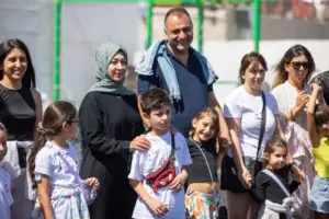 Arkadaşım Diyabet Aile Kampı 2025’in ikinci dönemini de bugün tamamladık ve evlerimize döndük. Bu yıl iki dönem halinde 11-16 Ağustos 2025 tarihlerinde yaptığımız kampa 150 diyabetli çocuk ve ailesi, ekiplerle birlikte toplam 500 kişi katıldı. Sağladığımız desteklerle 29 diyabetli çocuk (ikisi Darüşşafa’a okuyor) ve ailesinin ücretsiz katılımı sağladık. Evlerimize bedenlerimiz geldi ama varlığımız, ruhumuz Uludağ’da çocukların arasında kaldı. Son 6 günü diyabet kelimesinin buluşturduğu 500 civarında insanla (diyabetli çocuklar, kardeşleri, anne ve babaları, kamp ekibi olarak bizler ve Geleceğin Yıldızları ekibi) yaşadık ve kelimenin tam anlamıyla diyabetten güzellik( umut, dayanıklılık, paylaşma, emek, samimiyet, dayanışma, arkadaşlık, öğrenme ve merak, eğlence, oyunlar, sarılmalar, birbirimize kulak verme, iyilik, kardeşlik ve daha nice şey) yarattığımızı söyleyebiliriz. Kamp boyunca tip 1 diyabetle yaşamı ve tedavisini neredeyse bütün yönleri ile ve güncel bilgilere dayalı olarak konuştuk, tartıştık ve kampa katılan herkes değişerek, ne yapacağını, nelere odaklanacağını ve kendilerine bir yol haritası yapmayı öğrenerek, güçlenerek ve mutlu ayrıldı. Düzenlediğimiz iki serbest oturumda başta diyabet teknolojileri olmak üzereçeşitli konularda bütün soruları cevapladık. Ayrıca babaların diyabet yükünü paylaşması ve hipoglisemi korkusu ile abartılı basit karbonhidrat verme gibi konular üzerinde ısrarla durarak aile tutumlarında somut değişikler sağlamaya çalıştık. Çocuklar için yaptığımız oyuna dayalı eğitim aktiviteleri ve düzenlediğimiz mutfak atölyesi de çok iyi geçti. Kampımıza ayrıca Şanlıurfa, Afyon, İzmir, Bursa ve İstanbul’dan diyabet ekibi üyeleri de katıldı ve her anı diyabet dolu bu atmosferi bizimle paylaştılar. Yakın zamanda tanıtılan ve Tip 1 diyabet farkındalığına güçlü bir katkı sağlayacağını düşündüğümüz “Tip 1 Diyabetli Barbie” yi bütün diyabetli kız çocuklarına armağan ettik ve onların sevinçlerine ortak olduk. Bugün kapanış oturumunda söylediğimiz gibi Tip 1 diyabetli çocuklar ve aileleri için çalıştığımız için mutluyuz. Arkadaşım Diyabet Aile Kampı yaptığımız en iyi işlerden birisi; yarattığımız etki ve paylaştığımız büyük insanlık bize de çok iyi geldi. Bu sevgi ve çoşku dolu kampa emek veren herkese çok teşekkürler. Diyabetli Çocuklar Vakfı Koç Üniversitesi Çocuk Diyabet Ekibi Marmara Üniversitesi Çocuk Diyabet Ekibi