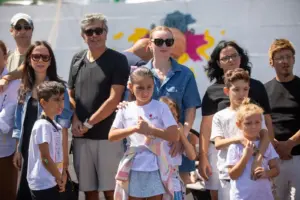 Arkadaşım Diyabet Aile Kampı 2025’in ikinci dönemini de bugün tamamladık ve evlerimize döndük. Bu yıl iki dönem halinde 11-16 Ağustos 2025 tarihlerinde yaptığımız kampa 150 diyabetli çocuk ve ailesi, ekiplerle birlikte toplam 500 kişi katıldı. Sağladığımız desteklerle 29 diyabetli çocuk (ikisi Darüşşafa’a okuyor) ve ailesinin ücretsiz katılımı sağladık. Evlerimize bedenlerimiz geldi ama varlığımız, ruhumuz Uludağ’da çocukların arasında kaldı. Son 6 günü diyabet kelimesinin buluşturduğu 500 civarında insanla (diyabetli çocuklar, kardeşleri, anne ve babaları, kamp ekibi olarak bizler ve Geleceğin Yıldızları ekibi) yaşadık ve kelimenin tam anlamıyla diyabetten güzellik( umut, dayanıklılık, paylaşma, emek, samimiyet, dayanışma, arkadaşlık, öğrenme ve merak, eğlence, oyunlar, sarılmalar, birbirimize kulak verme, iyilik, kardeşlik ve daha nice şey) yarattığımızı söyleyebiliriz. Kamp boyunca tip 1 diyabetle yaşamı ve tedavisini neredeyse bütün yönleri ile ve güncel bilgilere dayalı olarak konuştuk, tartıştık ve kampa katılan herkes değişerek, ne yapacağını, nelere odaklanacağını ve kendilerine bir yol haritası yapmayı öğrenerek, güçlenerek ve mutlu ayrıldı. Düzenlediğimiz iki serbest oturumda başta diyabet teknolojileri olmak üzereçeşitli konularda bütün soruları cevapladık. Ayrıca babaların diyabet yükünü paylaşması ve hipoglisemi korkusu ile abartılı basit karbonhidrat verme gibi konular üzerinde ısrarla durarak aile tutumlarında somut değişikler sağlamaya çalıştık. Çocuklar için yaptığımız oyuna dayalı eğitim aktiviteleri ve düzenlediğimiz mutfak atölyesi de çok iyi geçti. Kampımıza ayrıca Şanlıurfa, Afyon, İzmir, Bursa ve İstanbul’dan diyabet ekibi üyeleri de katıldı ve her anı diyabet dolu bu atmosferi bizimle paylaştılar. Yakın zamanda tanıtılan ve Tip 1 diyabet farkındalığına güçlü bir katkı sağlayacağını düşündüğümüz “Tip 1 Diyabetli Barbie” yi bütün diyabetli kız çocuklarına armağan ettik ve onların sevinçlerine ortak olduk. Bugün kapanış oturumunda söylediğimiz gibi Tip 1 diyabetli çocuklar ve aileleri için çalıştığımız için mutluyuz. Arkadaşım Diyabet Aile Kampı yaptığımız en iyi işlerden birisi; yarattığımız etki ve paylaştığımız büyük insanlık bize de çok iyi geldi. Bu sevgi ve çoşku dolu kampa emek veren herkese çok teşekkürler. Diyabetli Çocuklar Vakfı Koç Üniversitesi Çocuk Diyabet Ekibi Marmara Üniversitesi Çocuk Diyabet Ekibi