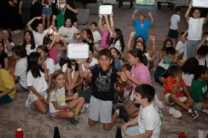 Arkadaşım Diyabet Aile Kampı 2025’in ikinci dönemini de bugün tamamladık ve evlerimize döndük. Bu yıl iki dönem halinde 11-16 Ağustos 2025 tarihlerinde yaptığımız kampa 150 diyabetli çocuk ve ailesi, ekiplerle birlikte toplam 500 kişi katıldı. Sağladığımız desteklerle 29 diyabetli çocuk (ikisi Darüşşafa’a okuyor) ve ailesinin ücretsiz katılımı sağladık. Evlerimize bedenlerimiz geldi ama varlığımız, ruhumuz Uludağ’da çocukların arasında kaldı. Son 6 günü diyabet kelimesinin buluşturduğu 500 civarında insanla (diyabetli çocuklar, kardeşleri, anne ve babaları, kamp ekibi olarak bizler ve Geleceğin Yıldızları ekibi) yaşadık ve kelimenin tam anlamıyla diyabetten güzellik( umut, dayanıklılık, paylaşma, emek, samimiyet, dayanışma, arkadaşlık, öğrenme ve merak, eğlence, oyunlar, sarılmalar, birbirimize kulak verme, iyilik, kardeşlik ve daha nice şey) yarattığımızı söyleyebiliriz. Kamp boyunca tip 1 diyabetle yaşamı ve tedavisini neredeyse bütün yönleri ile ve güncel bilgilere dayalı olarak konuştuk, tartıştık ve kampa katılan herkes değişerek, ne yapacağını, nelere odaklanacağını ve kendilerine bir yol haritası yapmayı öğrenerek, güçlenerek ve mutlu ayrıldı. Düzenlediğimiz iki serbest oturumda başta diyabet teknolojileri olmak üzereçeşitli konularda bütün soruları cevapladık. Ayrıca babaların diyabet yükünü paylaşması ve hipoglisemi korkusu ile abartılı basit karbonhidrat verme gibi konular üzerinde ısrarla durarak aile tutumlarında somut değişikler sağlamaya çalıştık. Çocuklar için yaptığımız oyuna dayalı eğitim aktiviteleri ve düzenlediğimiz mutfak atölyesi de çok iyi geçti. Kampımıza ayrıca Şanlıurfa, Afyon, İzmir, Bursa ve İstanbul’dan diyabet ekibi üyeleri de katıldı ve her anı diyabet dolu bu atmosferi bizimle paylaştılar. Yakın zamanda tanıtılan ve Tip 1 diyabet farkındalığına güçlü bir katkı sağlayacağını düşündüğümüz “Tip 1 Diyabetli Barbie” yi bütün diyabetli kız çocuklarına armağan ettik ve onların sevinçlerine ortak olduk. Bugün kapanış oturumunda söylediğimiz gibi Tip 1 diyabetli çocuklar ve aileleri için çalıştığımız için mutluyuz. Arkadaşım Diyabet Aile Kampı yaptığımız en iyi işlerden birisi; yarattığımız etki ve paylaştığımız büyük insanlık bize de çok iyi geldi. Bu sevgi ve çoşku dolu kampa emek veren herkese çok teşekkürler. Diyabetli Çocuklar Vakfı Koç Üniversitesi Çocuk Diyabet Ekibi Marmara Üniversitesi Çocuk Diyabet Ekibi