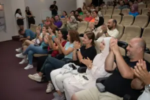 Arkadaşım Diyabet Aile Kampı 2025’in ikinci dönemini de bugün tamamladık ve evlerimize döndük. Bu yıl iki dönem halinde 11-16 Ağustos 2025 tarihlerinde yaptığımız kampa 150 diyabetli çocuk ve ailesi, ekiplerle birlikte toplam 500 kişi katıldı. Sağladığımız desteklerle 29 diyabetli çocuk (ikisi Darüşşafa’a okuyor) ve ailesinin ücretsiz katılımı sağladık. Evlerimize bedenlerimiz geldi ama varlığımız, ruhumuz Uludağ’da çocukların arasında kaldı. Son 6 günü diyabet kelimesinin buluşturduğu 500 civarında insanla (diyabetli çocuklar, kardeşleri, anne ve babaları, kamp ekibi olarak bizler ve Geleceğin Yıldızları ekibi) yaşadık ve kelimenin tam anlamıyla diyabetten güzellik( umut, dayanıklılık, paylaşma, emek, samimiyet, dayanışma, arkadaşlık, öğrenme ve merak, eğlence, oyunlar, sarılmalar, birbirimize kulak verme, iyilik, kardeşlik ve daha nice şey) yarattığımızı söyleyebiliriz. Kamp boyunca tip 1 diyabetle yaşamı ve tedavisini neredeyse bütün yönleri ile ve güncel bilgilere dayalı olarak konuştuk, tartıştık ve kampa katılan herkes değişerek, ne yapacağını, nelere odaklanacağını ve kendilerine bir yol haritası yapmayı öğrenerek, güçlenerek ve mutlu ayrıldı. Düzenlediğimiz iki serbest oturumda başta diyabet teknolojileri olmak üzereçeşitli konularda bütün soruları cevapladık. Ayrıca babaların diyabet yükünü paylaşması ve hipoglisemi korkusu ile abartılı basit karbonhidrat verme gibi konular üzerinde ısrarla durarak aile tutumlarında somut değişikler sağlamaya çalıştık. Çocuklar için yaptığımız oyuna dayalı eğitim aktiviteleri ve düzenlediğimiz mutfak atölyesi de çok iyi geçti. Kampımıza ayrıca Şanlıurfa, Afyon, İzmir, Bursa ve İstanbul’dan diyabet ekibi üyeleri de katıldı ve her anı diyabet dolu bu atmosferi bizimle paylaştılar. Yakın zamanda tanıtılan ve Tip 1 diyabet farkındalığına güçlü bir katkı sağlayacağını düşündüğümüz “Tip 1 Diyabetli Barbie” yi bütün diyabetli kız çocuklarına armağan ettik ve onların sevinçlerine ortak olduk. Bugün kapanış oturumunda söylediğimiz gibi Tip 1 diyabetli çocuklar ve aileleri için çalıştığımız için mutluyuz. Arkadaşım Diyabet Aile Kampı yaptığımız en iyi işlerden birisi; yarattığımız etki ve paylaştığımız büyük insanlık bize de çok iyi geldi. Bu sevgi ve çoşku dolu kampa emek veren herkese çok teşekkürler. Diyabetli Çocuklar Vakfı Koç Üniversitesi Çocuk Diyabet Ekibi Marmara Üniversitesi Çocuk Diyabet Ekibi