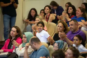 Arkadaşım Diyabet Aile Kampı 2025’in ikinci dönemini de bugün tamamladık ve evlerimize döndük. Bu yıl iki dönem halinde 11-16 Ağustos 2025 tarihlerinde yaptığımız kampa 150 diyabetli çocuk ve ailesi, ekiplerle birlikte toplam 500 kişi katıldı. Sağladığımız desteklerle 29 diyabetli çocuk (ikisi Darüşşafa’a okuyor) ve ailesinin ücretsiz katılımı sağladık. Evlerimize bedenlerimiz geldi ama varlığımız, ruhumuz Uludağ’da çocukların arasında kaldı. Son 6 günü diyabet kelimesinin buluşturduğu 500 civarında insanla (diyabetli çocuklar, kardeşleri, anne ve babaları, kamp ekibi olarak bizler ve Geleceğin Yıldızları ekibi) yaşadık ve kelimenin tam anlamıyla diyabetten güzellik( umut, dayanıklılık, paylaşma, emek, samimiyet, dayanışma, arkadaşlık, öğrenme ve merak, eğlence, oyunlar, sarılmalar, birbirimize kulak verme, iyilik, kardeşlik ve daha nice şey) yarattığımızı söyleyebiliriz. Kamp boyunca tip 1 diyabetle yaşamı ve tedavisini neredeyse bütün yönleri ile ve güncel bilgilere dayalı olarak konuştuk, tartıştık ve kampa katılan herkes değişerek, ne yapacağını, nelere odaklanacağını ve kendilerine bir yol haritası yapmayı öğrenerek, güçlenerek ve mutlu ayrıldı. Düzenlediğimiz iki serbest oturumda başta diyabet teknolojileri olmak üzereçeşitli konularda bütün soruları cevapladık. Ayrıca babaların diyabet yükünü paylaşması ve hipoglisemi korkusu ile abartılı basit karbonhidrat verme gibi konular üzerinde ısrarla durarak aile tutumlarında somut değişikler sağlamaya çalıştık. Çocuklar için yaptığımız oyuna dayalı eğitim aktiviteleri ve düzenlediğimiz mutfak atölyesi de çok iyi geçti. Kampımıza ayrıca Şanlıurfa, Afyon, İzmir, Bursa ve İstanbul’dan diyabet ekibi üyeleri de katıldı ve her anı diyabet dolu bu atmosferi bizimle paylaştılar. Yakın zamanda tanıtılan ve Tip 1 diyabet farkındalığına güçlü bir katkı sağlayacağını düşündüğümüz “Tip 1 Diyabetli Barbie” yi bütün diyabetli kız çocuklarına armağan ettik ve onların sevinçlerine ortak olduk. Bugün kapanış oturumunda söylediğimiz gibi Tip 1 diyabetli çocuklar ve aileleri için çalıştığımız için mutluyuz. Arkadaşım Diyabet Aile Kampı yaptığımız en iyi işlerden birisi; yarattığımız etki ve paylaştığımız büyük insanlık bize de çok iyi geldi. Bu sevgi ve çoşku dolu kampa emek veren herkese çok teşekkürler. Diyabetli Çocuklar Vakfı Koç Üniversitesi Çocuk Diyabet Ekibi Marmara Üniversitesi Çocuk Diyabet Ekibi