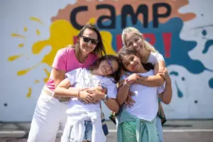 Arkadaşım Diyabet Aile Kampı 2025’in ikinci dönemini de bugün tamamladık ve evlerimize döndük. Bu yıl iki dönem halinde 11-16 Ağustos 2025 tarihlerinde yaptığımız kampa 150 diyabetli çocuk ve ailesi, ekiplerle birlikte toplam 500 kişi katıldı. Sağladığımız desteklerle 29 diyabetli çocuk (ikisi Darüşşafa’a okuyor) ve ailesinin ücretsiz katılımı sağladık. Evlerimize bedenlerimiz geldi ama varlığımız, ruhumuz Uludağ’da çocukların arasında kaldı. Son 6 günü diyabet kelimesinin buluşturduğu 500 civarında insanla (diyabetli çocuklar, kardeşleri, anne ve babaları, kamp ekibi olarak bizler ve Geleceğin Yıldızları ekibi) yaşadık ve kelimenin tam anlamıyla diyabetten güzellik( umut, dayanıklılık, paylaşma, emek, samimiyet, dayanışma, arkadaşlık, öğrenme ve merak, eğlence, oyunlar, sarılmalar, birbirimize kulak verme, iyilik, kardeşlik ve daha nice şey) yarattığımızı söyleyebiliriz. Kamp boyunca tip 1 diyabetle yaşamı ve tedavisini neredeyse bütün yönleri ile ve güncel bilgilere dayalı olarak konuştuk, tartıştık ve kampa katılan herkes değişerek, ne yapacağını, nelere odaklanacağını ve kendilerine bir yol haritası yapmayı öğrenerek, güçlenerek ve mutlu ayrıldı. Düzenlediğimiz iki serbest oturumda başta diyabet teknolojileri olmak üzereçeşitli konularda bütün soruları cevapladık. Ayrıca babaların diyabet yükünü paylaşması ve hipoglisemi korkusu ile abartılı basit karbonhidrat verme gibi konular üzerinde ısrarla durarak aile tutumlarında somut değişikler sağlamaya çalıştık. Çocuklar için yaptığımız oyuna dayalı eğitim aktiviteleri ve düzenlediğimiz mutfak atölyesi de çok iyi geçti. Kampımıza ayrıca Şanlıurfa, Afyon, İzmir, Bursa ve İstanbul’dan diyabet ekibi üyeleri de katıldı ve her anı diyabet dolu bu atmosferi bizimle paylaştılar. Yakın zamanda tanıtılan ve Tip 1 diyabet farkındalığına güçlü bir katkı sağlayacağını düşündüğümüz “Tip 1 Diyabetli Barbie” yi bütün diyabetli kız çocuklarına armağan ettik ve onların sevinçlerine ortak olduk. Bugün kapanış oturumunda söylediğimiz gibi Tip 1 diyabetli çocuklar ve aileleri için çalıştığımız için mutluyuz. Arkadaşım Diyabet Aile Kampı yaptığımız en iyi işlerden birisi; yarattığımız etki ve paylaştığımız büyük insanlık bize de çok iyi geldi. Bu sevgi ve çoşku dolu kampa emek veren herkese çok teşekkürler. Diyabetli Çocuklar Vakfı Koç Üniversitesi Çocuk Diyabet Ekibi Marmara Üniversitesi Çocuk Diyabet Ekibi