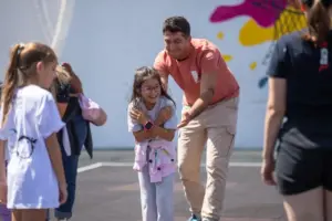 Arkadaşım Diyabet Aile Kampı 2025’in ikinci dönemini de bugün tamamladık ve evlerimize döndük. Bu yıl iki dönem halinde 11-16 Ağustos 2025 tarihlerinde yaptığımız kampa 150 diyabetli çocuk ve ailesi, ekiplerle birlikte toplam 500 kişi katıldı. Sağladığımız desteklerle 29 diyabetli çocuk (ikisi Darüşşafa’a okuyor) ve ailesinin ücretsiz katılımı sağladık. Evlerimize bedenlerimiz geldi ama varlığımız, ruhumuz Uludağ’da çocukların arasında kaldı. Son 6 günü diyabet kelimesinin buluşturduğu 500 civarında insanla (diyabetli çocuklar, kardeşleri, anne ve babaları, kamp ekibi olarak bizler ve Geleceğin Yıldızları ekibi) yaşadık ve kelimenin tam anlamıyla diyabetten güzellik( umut, dayanıklılık, paylaşma, emek, samimiyet, dayanışma, arkadaşlık, öğrenme ve merak, eğlence, oyunlar, sarılmalar, birbirimize kulak verme, iyilik, kardeşlik ve daha nice şey) yarattığımızı söyleyebiliriz. Kamp boyunca tip 1 diyabetle yaşamı ve tedavisini neredeyse bütün yönleri ile ve güncel bilgilere dayalı olarak konuştuk, tartıştık ve kampa katılan herkes değişerek, ne yapacağını, nelere odaklanacağını ve kendilerine bir yol haritası yapmayı öğrenerek, güçlenerek ve mutlu ayrıldı. Düzenlediğimiz iki serbest oturumda başta diyabet teknolojileri olmak üzereçeşitli konularda bütün soruları cevapladık. Ayrıca babaların diyabet yükünü paylaşması ve hipoglisemi korkusu ile abartılı basit karbonhidrat verme gibi konular üzerinde ısrarla durarak aile tutumlarında somut değişikler sağlamaya çalıştık. Çocuklar için yaptığımız oyuna dayalı eğitim aktiviteleri ve düzenlediğimiz mutfak atölyesi de çok iyi geçti. Kampımıza ayrıca Şanlıurfa, Afyon, İzmir, Bursa ve İstanbul’dan diyabet ekibi üyeleri de katıldı ve her anı diyabet dolu bu atmosferi bizimle paylaştılar. Yakın zamanda tanıtılan ve Tip 1 diyabet farkındalığına güçlü bir katkı sağlayacağını düşündüğümüz “Tip 1 Diyabetli Barbie” yi bütün diyabetli kız çocuklarına armağan ettik ve onların sevinçlerine ortak olduk. Bugün kapanış oturumunda söylediğimiz gibi Tip 1 diyabetli çocuklar ve aileleri için çalıştığımız için mutluyuz. Arkadaşım Diyabet Aile Kampı yaptığımız en iyi işlerden birisi; yarattığımız etki ve paylaştığımız büyük insanlık bize de çok iyi geldi. Bu sevgi ve çoşku dolu kampa emek veren herkese çok teşekkürler. Diyabetli Çocuklar Vakfı Koç Üniversitesi Çocuk Diyabet Ekibi Marmara Üniversitesi Çocuk Diyabet Ekibi