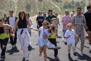 Arkadaşım Diyabet Aile Kampı 2025’in ikinci dönemini de bugün tamamladık ve evlerimize döndük. Bu yıl iki dönem halinde 11-16 Ağustos 2025 tarihlerinde yaptığımız kampa 150 diyabetli çocuk ve ailesi, ekiplerle birlikte toplam 500 kişi katıldı. Sağladığımız desteklerle 29 diyabetli çocuk (ikisi Darüşşafa’a okuyor) ve ailesinin ücretsiz katılımı sağladık. Evlerimize bedenlerimiz geldi ama varlığımız, ruhumuz Uludağ’da çocukların arasında kaldı. Son 6 günü diyabet kelimesinin buluşturduğu 500 civarında insanla (diyabetli çocuklar, kardeşleri, anne ve babaları, kamp ekibi olarak bizler ve Geleceğin Yıldızları ekibi) yaşadık ve kelimenin tam anlamıyla diyabetten güzellik( umut, dayanıklılık, paylaşma, emek, samimiyet, dayanışma, arkadaşlık, öğrenme ve merak, eğlence, oyunlar, sarılmalar, birbirimize kulak verme, iyilik, kardeşlik ve daha nice şey) yarattığımızı söyleyebiliriz. Kamp boyunca tip 1 diyabetle yaşamı ve tedavisini neredeyse bütün yönleri ile ve güncel bilgilere dayalı olarak konuştuk, tartıştık ve kampa katılan herkes değişerek, ne yapacağını, nelere odaklanacağını ve kendilerine bir yol haritası yapmayı öğrenerek, güçlenerek ve mutlu ayrıldı. Düzenlediğimiz iki serbest oturumda başta diyabet teknolojileri olmak üzereçeşitli konularda bütün soruları cevapladık. Ayrıca babaların diyabet yükünü paylaşması ve hipoglisemi korkusu ile abartılı basit karbonhidrat verme gibi konular üzerinde ısrarla durarak aile tutumlarında somut değişikler sağlamaya çalıştık. Çocuklar için yaptığımız oyuna dayalı eğitim aktiviteleri ve düzenlediğimiz mutfak atölyesi de çok iyi geçti. Kampımıza ayrıca Şanlıurfa, Afyon, İzmir, Bursa ve İstanbul’dan diyabet ekibi üyeleri de katıldı ve her anı diyabet dolu bu atmosferi bizimle paylaştılar. Yakın zamanda tanıtılan ve Tip 1 diyabet farkındalığına güçlü bir katkı sağlayacağını düşündüğümüz “Tip 1 Diyabetli Barbie” yi bütün diyabetli kız çocuklarına armağan ettik ve onların sevinçlerine ortak olduk. Bugün kapanış oturumunda söylediğimiz gibi Tip 1 diyabetli çocuklar ve aileleri için çalıştığımız için mutluyuz. Arkadaşım Diyabet Aile Kampı yaptığımız en iyi işlerden birisi; yarattığımız etki ve paylaştığımız büyük insanlık bize de çok iyi geldi. Bu sevgi ve çoşku dolu kampa emek veren herkese çok teşekkürler. Diyabetli Çocuklar Vakfı Koç Üniversitesi Çocuk Diyabet Ekibi Marmara Üniversitesi Çocuk Diyabet Ekibi