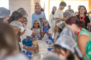 Arkadaşım Diyabet Aile Kampı 2025’in ikinci dönemini de bugün tamamladık ve evlerimize döndük. Bu yıl iki dönem halinde 11-16 Ağustos 2025 tarihlerinde yaptığımız kampa 150 diyabetli çocuk ve ailesi, ekiplerle birlikte toplam 500 kişi katıldı. Sağladığımız desteklerle 29 diyabetli çocuk (ikisi Darüşşafa’a okuyor) ve ailesinin ücretsiz katılımı sağladık. Evlerimize bedenlerimiz geldi ama varlığımız, ruhumuz Uludağ’da çocukların arasında kaldı. Son 6 günü diyabet kelimesinin buluşturduğu 500 civarında insanla (diyabetli çocuklar, kardeşleri, anne ve babaları, kamp ekibi olarak bizler ve Geleceğin Yıldızları ekibi) yaşadık ve kelimenin tam anlamıyla diyabetten güzellik( umut, dayanıklılık, paylaşma, emek, samimiyet, dayanışma, arkadaşlık, öğrenme ve merak, eğlence, oyunlar, sarılmalar, birbirimize kulak verme, iyilik, kardeşlik ve daha nice şey) yarattığımızı söyleyebiliriz. Kamp boyunca tip 1 diyabetle yaşamı ve tedavisini neredeyse bütün yönleri ile ve güncel bilgilere dayalı olarak konuştuk, tartıştık ve kampa katılan herkes değişerek, ne yapacağını, nelere odaklanacağını ve kendilerine bir yol haritası yapmayı öğrenerek, güçlenerek ve mutlu ayrıldı. Düzenlediğimiz iki serbest oturumda başta diyabet teknolojileri olmak üzereçeşitli konularda bütün soruları cevapladık. Ayrıca babaların diyabet yükünü paylaşması ve hipoglisemi korkusu ile abartılı basit karbonhidrat verme gibi konular üzerinde ısrarla durarak aile tutumlarında somut değişikler sağlamaya çalıştık. Çocuklar için yaptığımız oyuna dayalı eğitim aktiviteleri ve düzenlediğimiz mutfak atölyesi de çok iyi geçti. Kampımıza ayrıca Şanlıurfa, Afyon, İzmir, Bursa ve İstanbul’dan diyabet ekibi üyeleri de katıldı ve her anı diyabet dolu bu atmosferi bizimle paylaştılar. Yakın zamanda tanıtılan ve Tip 1 diyabet farkındalığına güçlü bir katkı sağlayacağını düşündüğümüz “Tip 1 Diyabetli Barbie” yi bütün diyabetli kız çocuklarına armağan ettik ve onların sevinçlerine ortak olduk. Bugün kapanış oturumunda söylediğimiz gibi Tip 1 diyabetli çocuklar ve aileleri için çalıştığımız için mutluyuz. Arkadaşım Diyabet Aile Kampı yaptığımız en iyi işlerden birisi; yarattığımız etki ve paylaştığımız büyük insanlık bize de çok iyi geldi. Bu sevgi ve çoşku dolu kampa emek veren herkese çok teşekkürler. Diyabetli Çocuklar Vakfı Koç Üniversitesi Çocuk Diyabet Ekibi Marmara Üniversitesi Çocuk Diyabet Ekibi