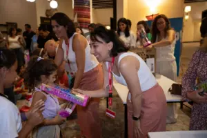 Arkadaşım Diyabet Aile Kampı 2025’in ikinci dönemini de bugün tamamladık ve evlerimize döndük. Bu yıl iki dönem halinde 11-16 Ağustos 2025 tarihlerinde yaptığımız kampa 150 diyabetli çocuk ve ailesi, ekiplerle birlikte toplam 500 kişi katıldı. Sağladığımız desteklerle 29 diyabetli çocuk (ikisi Darüşşafa’a okuyor) ve ailesinin ücretsiz katılımı sağladık. Evlerimize bedenlerimiz geldi ama varlığımız, ruhumuz Uludağ’da çocukların arasında kaldı. Son 6 günü diyabet kelimesinin buluşturduğu 500 civarında insanla (diyabetli çocuklar, kardeşleri, anne ve babaları, kamp ekibi olarak bizler ve Geleceğin Yıldızları ekibi) yaşadık ve kelimenin tam anlamıyla diyabetten güzellik( umut, dayanıklılık, paylaşma, emek, samimiyet, dayanışma, arkadaşlık, öğrenme ve merak, eğlence, oyunlar, sarılmalar, birbirimize kulak verme, iyilik, kardeşlik ve daha nice şey) yarattığımızı söyleyebiliriz. Kamp boyunca tip 1 diyabetle yaşamı ve tedavisini neredeyse bütün yönleri ile ve güncel bilgilere dayalı olarak konuştuk, tartıştık ve kampa katılan herkes değişerek, ne yapacağını, nelere odaklanacağını ve kendilerine bir yol haritası yapmayı öğrenerek, güçlenerek ve mutlu ayrıldı. Düzenlediğimiz iki serbest oturumda başta diyabet teknolojileri olmak üzereçeşitli konularda bütün soruları cevapladık. Ayrıca babaların diyabet yükünü paylaşması ve hipoglisemi korkusu ile abartılı basit karbonhidrat verme gibi konular üzerinde ısrarla durarak aile tutumlarında somut değişikler sağlamaya çalıştık. Çocuklar için yaptığımız oyuna dayalı eğitim aktiviteleri ve düzenlediğimiz mutfak atölyesi de çok iyi geçti. Kampımıza ayrıca Şanlıurfa, Afyon, İzmir, Bursa ve İstanbul’dan diyabet ekibi üyeleri de katıldı ve her anı diyabet dolu bu atmosferi bizimle paylaştılar. Yakın zamanda tanıtılan ve Tip 1 diyabet farkındalığına güçlü bir katkı sağlayacağını düşündüğümüz “Tip 1 Diyabetli Barbie” yi bütün diyabetli kız çocuklarına armağan ettik ve onların sevinçlerine ortak olduk. Bugün kapanış oturumunda söylediğimiz gibi Tip 1 diyabetli çocuklar ve aileleri için çalıştığımız için mutluyuz. Arkadaşım Diyabet Aile Kampı yaptığımız en iyi işlerden birisi; yarattığımız etki ve paylaştığımız büyük insanlık bize de çok iyi geldi. Bu sevgi ve çoşku dolu kampa emek veren herkese çok teşekkürler. Diyabetli Çocuklar Vakfı Koç Üniversitesi Çocuk Diyabet Ekibi Marmara Üniversitesi Çocuk Diyabet Ekibi